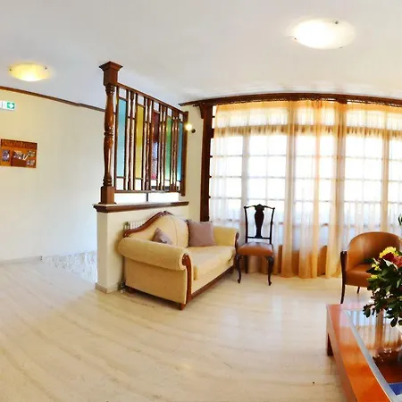 Casa Blue Hotel, Philian And