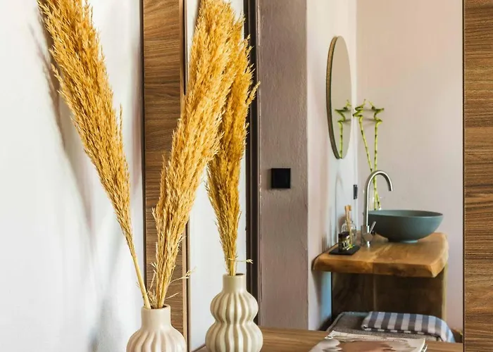 Casa Blue Hotel, Philian And