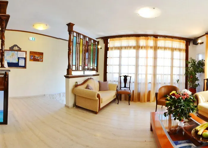 Casa Blue Hotel, Philian And