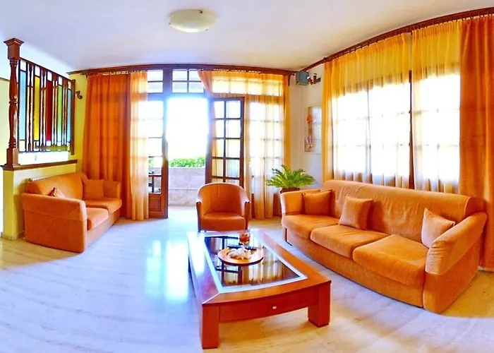 Casa Blue Hotel, Philian And