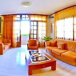 Casa Blue Hotel, Philian And
