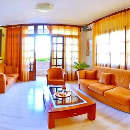 Casa Blue Hotel, Philian And