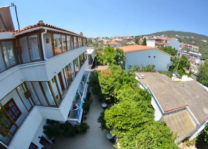 Casa Blue Hotel, Philian And