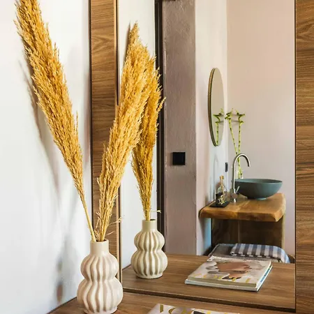 Casa Blue Hotel, Philian And