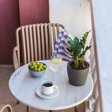 Casa Blue Hotel, Philian And