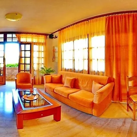 Casa Blue Hotel, Philian And